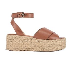 Super cute never worn brown platform sandals 👡 💕